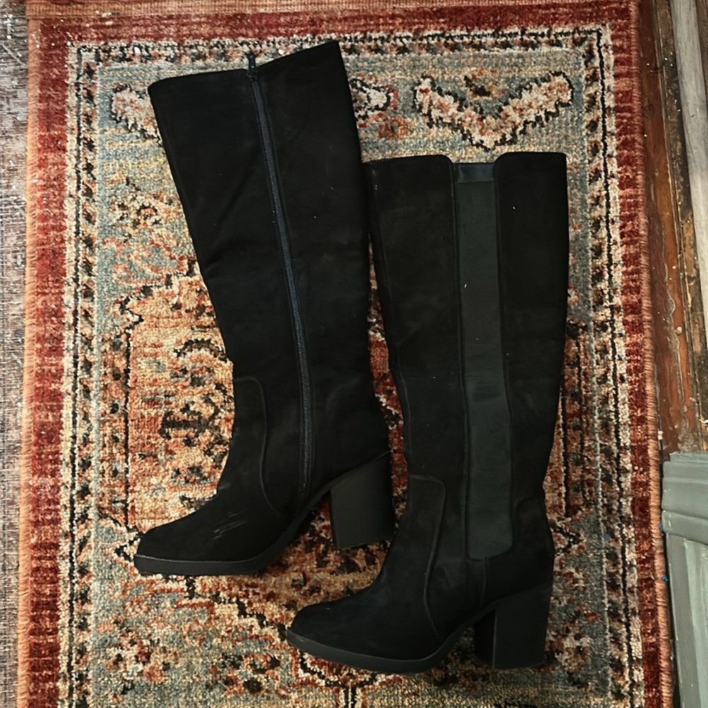 Women's Black Boots - Picture 2 of 3